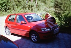 Hilde poserer pa sin nyvaskede, rde baby juli 2000.jpg