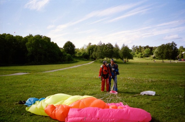 Hilde har landet med fallskjermen i juni 2004