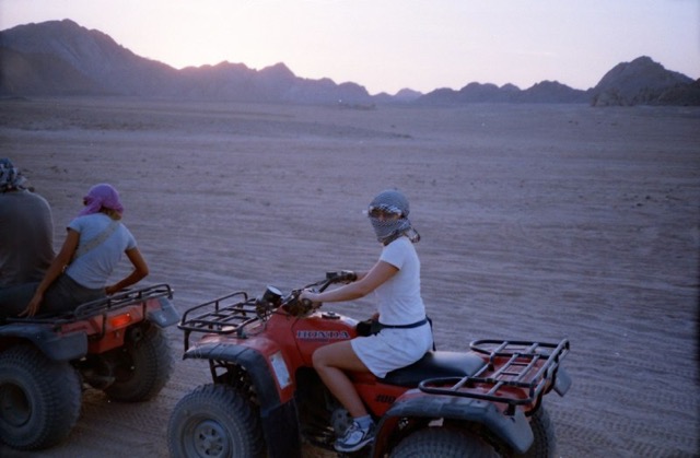 Hilde på ATV i ørkenen i Egypt